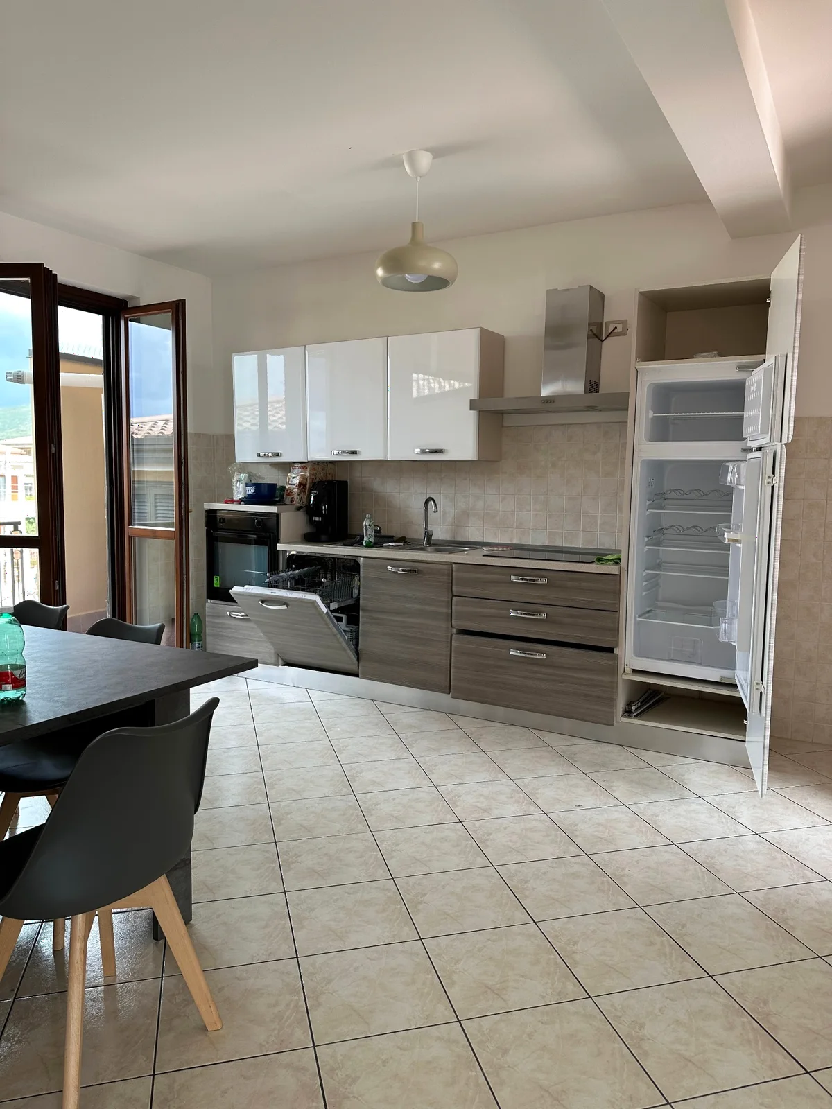 Cucina con tavolo