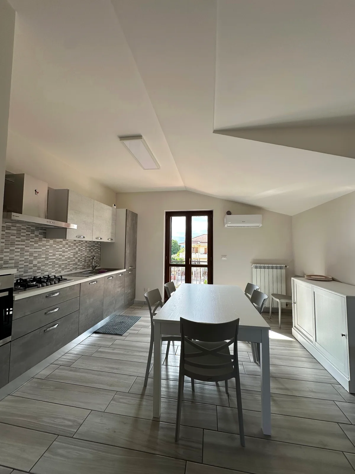 Cucina con tavolo bianco